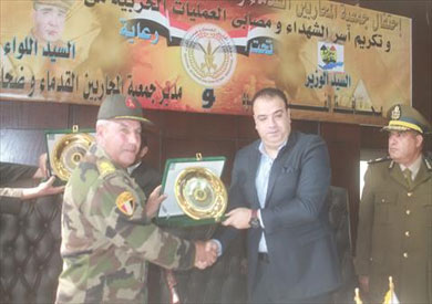 محافظ الفيوم ومدير جمعية المحاربين القدماء أثناء تكريم أسر الشهداء