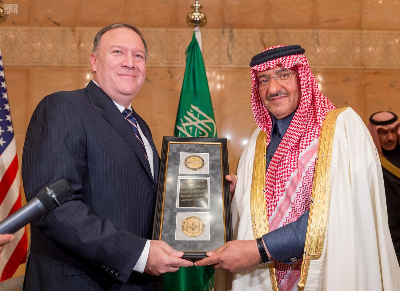 الاستخبارات الأمريكية تمنح ولي العهد السعودي ميدالية