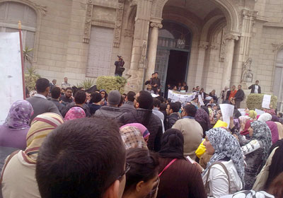 اعتصام عدد من طلاب جامعة عين شمس أمام قصر الزعفران داخل الجامعة