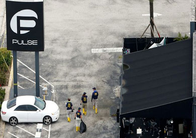 رجال البحث الجنائي يفحصون موقع ملهى "بالس" الذي شهد الهجوم