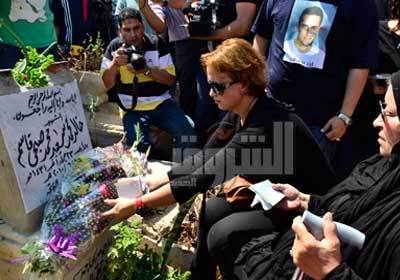 أسرة خالدة سعيد تضع باقة من الزهور على قبره فى ذكرى رحيله تصوير - أميرة مرتضى
