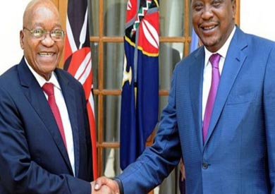 الرئيس الكيني أوهورو كينياتا، الذي أسقطت تهم المحكمة الجنائية الدولية ضده، يلتقي نظيره الجنوب أفريقي، جيكوب زوما