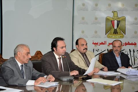 محمد عمر في اجتماعه بالمعلمين والإداريين