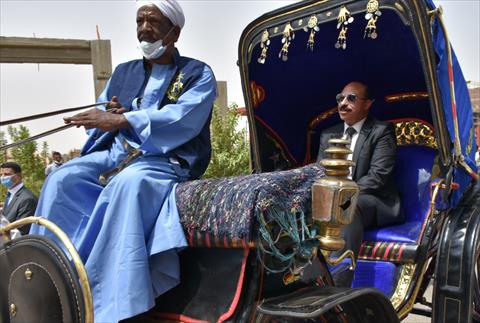 لإظهار الشكل السياحي محافظ أسوان زي موحد ومظهر جديد لعربات الحنطور بوابة الشروق نسخة الموبايل