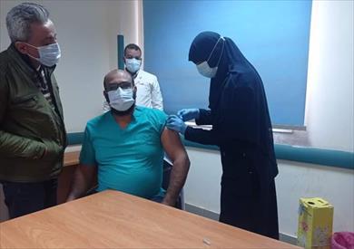 صحة قنا تبدأ في تطعيم الأطقم الطبية