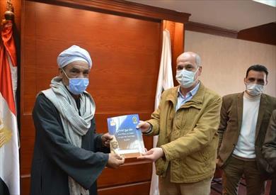 السكرتير العام لسوهاج يسلم 40 عقد تقنين أراضي أملاك دولة للمواطنين