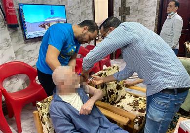الفرق الطبية المتحركة تواصل تطعيم كبار السن