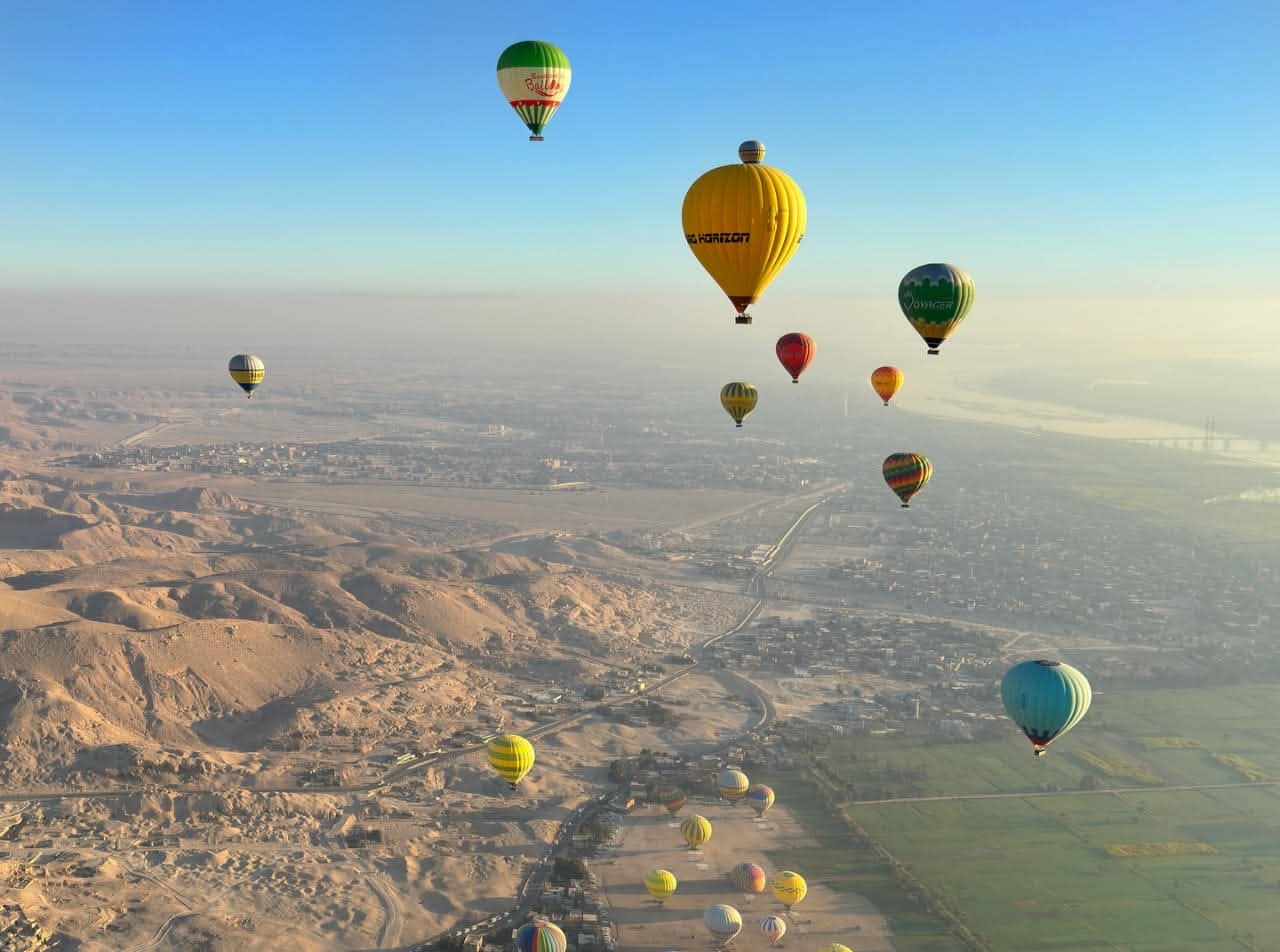 في سماء الأقصر.. 1500 سائح يرسمون لوحة صباحية عبر 52 رحلة بالون طائر 