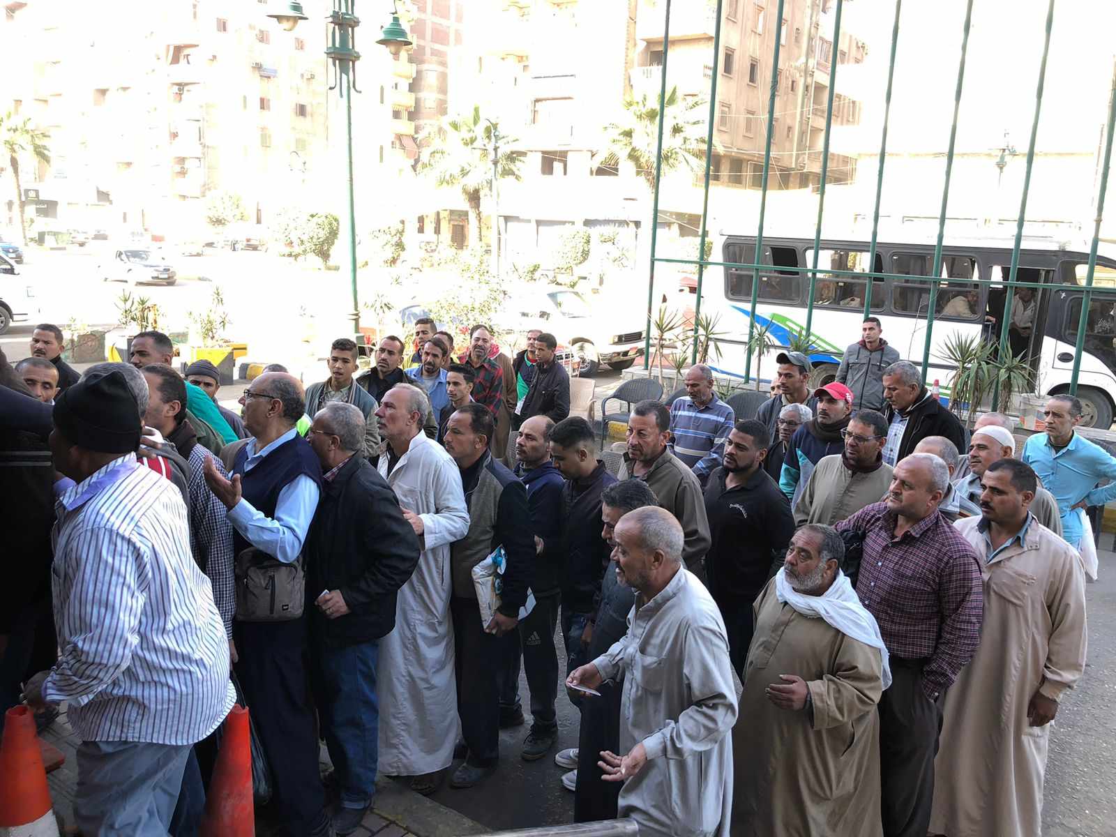 إقبال على لجنة الوافدين بحي العامرية غرب الإسكندرية