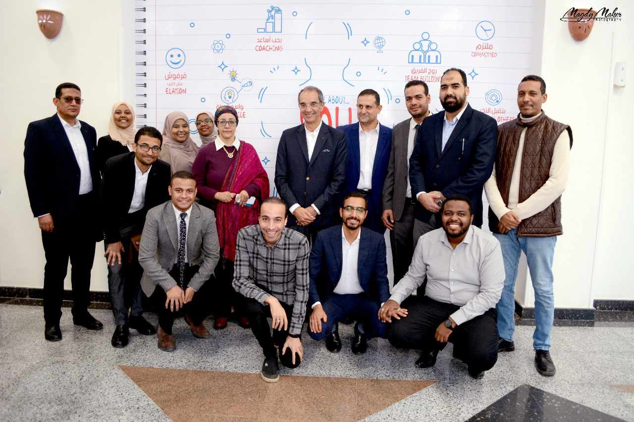 وزير الاتصالات يلتقي شباب مركز إبداع مصر الرقمية بأسوان