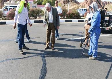 علاج شروخ الأسفلت بشوارع شرم الشيخ