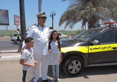 «مرور» الإسكندرية يستعين بـ«السلم والأطفال» للتوعية بقواعد السير