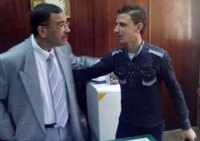 الدكتور سعيد جابر عميد المعهد الفني الصحي بالإسكندرية مع الطالب