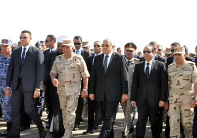 السيسي يتقدم جنازة الشهداء