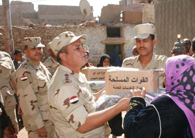 القوات المسلحة توزع 35 ألف كرتونة سلع غذائية على فقراء الشرقية