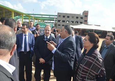 محافظ البحيرة يتفقد أعمال إنشاء مزرعة بنك الطعام لإنتاج الألبان بأبو المطامير