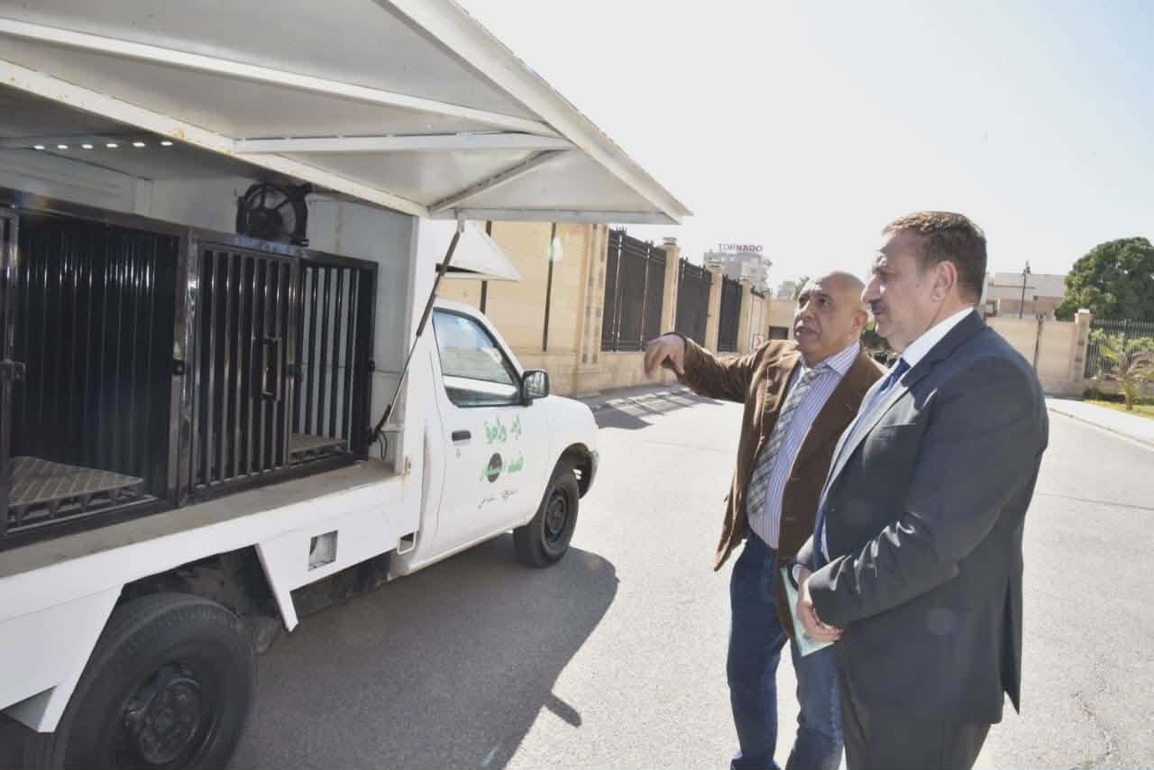 محافظ بورسعيد يتفقد نموذجا للسيارات المخصصة لجمع الكلاب الحرة من الشوارع 