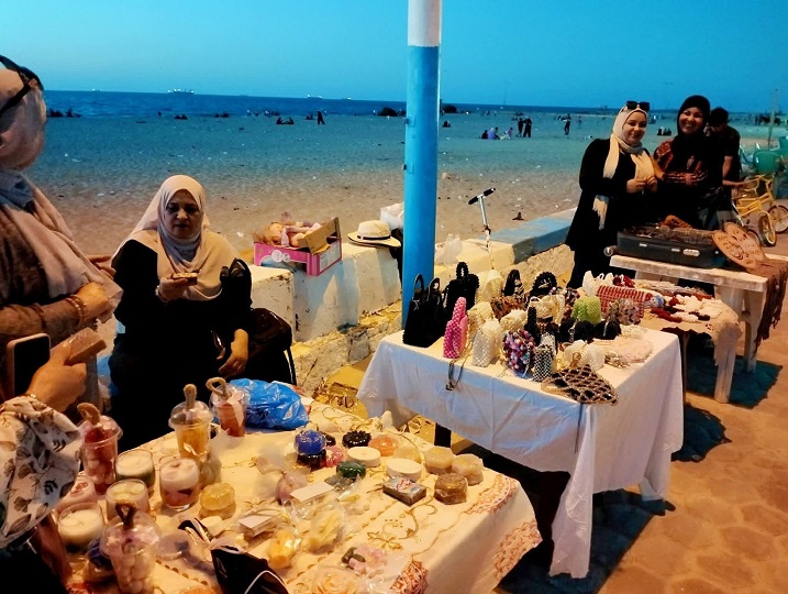 كورنيش العريش يشهد معرضا للمشغولات اليدوية 