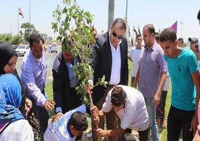 محافظ الفيوم اثناء غرس اطلاقة حملة شجرة لكل شهيد