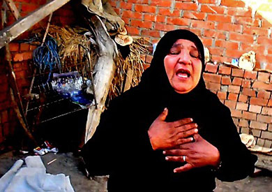 الحزن يسيطر على أهل الشهيد بعد تشييعه - تصوير: علاء شبل