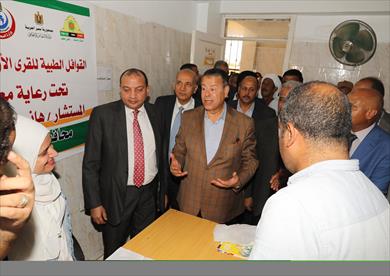محافظ بني سويف ورئيس الجامعة يتفقدان القافلة الطبية