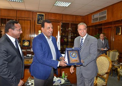 استقبل اللواء عبد الحميد الهجان محافظ قنا، القائمين علي القوافل الطبية التي تنظمها شركة مصر للأسمنت – قنا