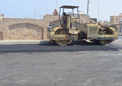 استكمال أعمال رصف طرق مدينة القصير