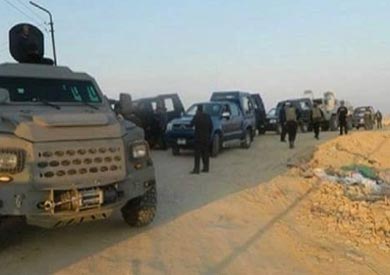 «عربات المفرقعات» تفحص جوانب الطريق الدولي بشمال سيناء
