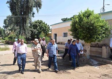محافظ المنيا يتفقد مدارس القرى