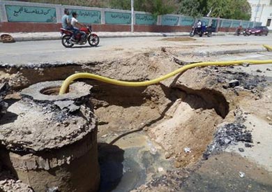 هبوط أرضي مفاجئ إثر انفجار خط صرف صحي رئيسي بالوادي الجديد