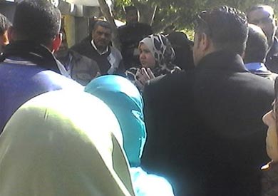 عشرات المعلمين يتظاهرون أمام مبنى محافظة كفر الشيخ