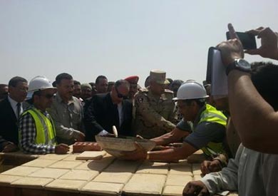 قائد المنطقة الشمالية ومحافظ البحيرة يضعان حجر الأساس لإعادة أعمار قرية عفونة