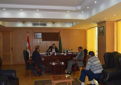 جانب من لقاء محافظ الفيوم ومساعد بيت الزكاة المصرى