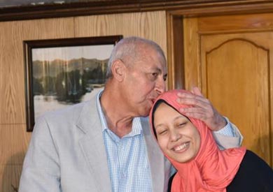 محافظ أسوان يقبل رأس الاولي علي الثانوية مكرر