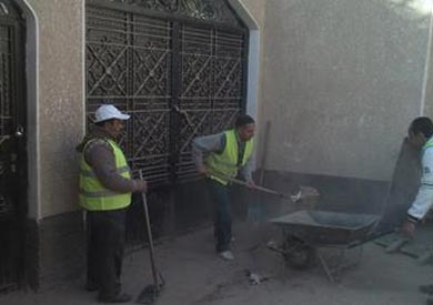 «الطرق» تواصل حملات النظافة وإزالة التربة وتمهيد الشوارع بالوادي الجديد