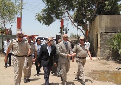 مدير امن الفيوم ومساعد الوزير لمنطقة شمال الصعيد أثناء تفقد الخدمات الامنية باللجان