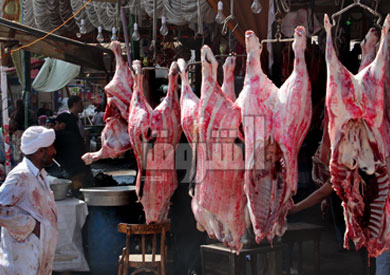 وقف عشرات السيدات لشراء اللحوم لوجبة الغداء، بعد أقل من يومين من انتشار حملة «بلاها لحمة»