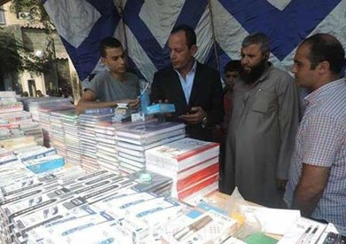 مدير امن الغربية يتفقد معرض الادوات المدرسية