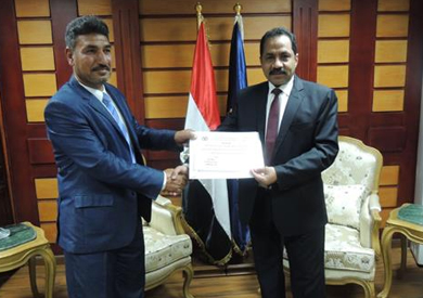 مدير امن الدقهلية يكرم مواطن لإبلاغه بعثوره على مبلغ مالى كبير