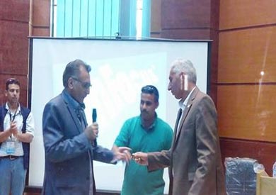 ابن المجاهدة يسلم خاتمها للمؤسسة