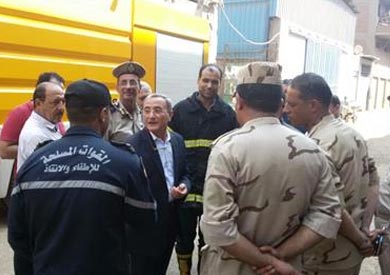 محافظ القليوبية يتفقد موقع حريق مصنعي البلاستيك والأقطان بقليوب