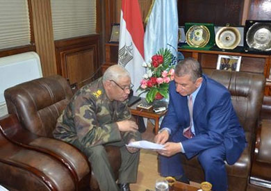 محافظ كفرالشيخ يوقع عقد إنشاء مصنع للرمال السوداء بالبرلس