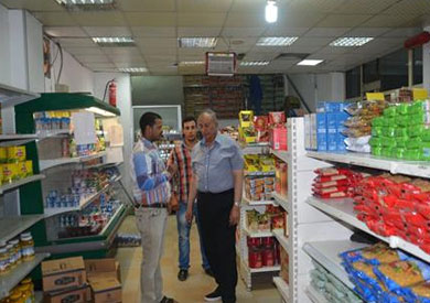 محافظ البحر الأحمر يتفقد منفذ بيع السلع الغذائية