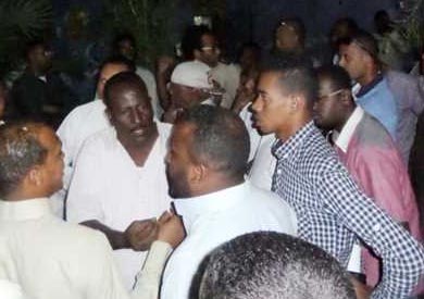 مشاركون في قافلة «العودة النوبية» بعد منعهم من الوصول إلى توشكى