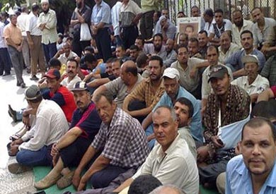 ارشيفية لعمال