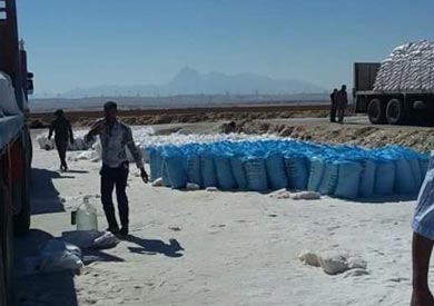 التحفظ على 75 طن ملح غير مطابق للمواصفات برأس غارب