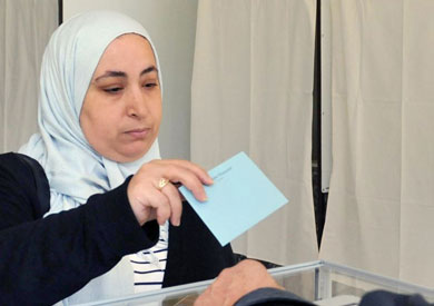 ارشيفية لسيدة تشارك بالانتخابات