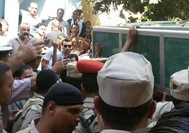 الآلاف يشيعون جثمان مجند استشهد في هجوم إرهابي بالعريش