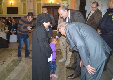 محافظ المنيا ومدير الأمن يكرمان 38 من أسر «شهداء الشرطة»