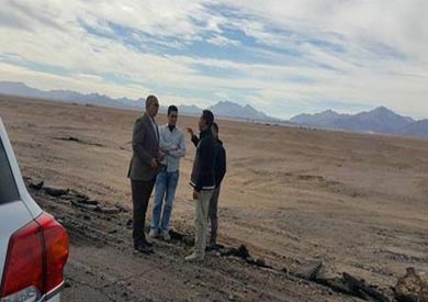المحافظ اثناء تفقده الطريق الدائرى